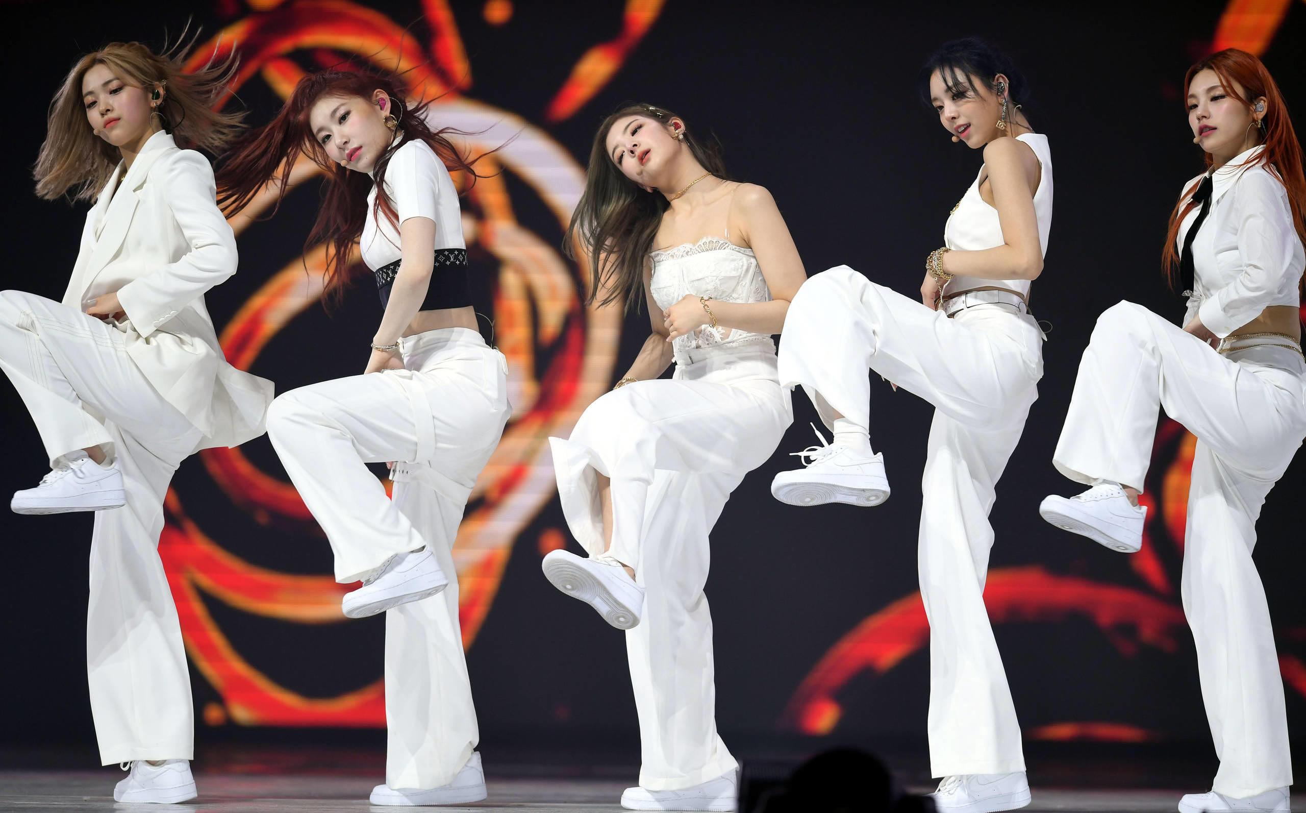 Itzy - Albums, Merch, DVDs
