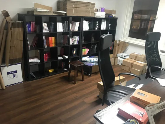 Das erste Nolae Büro, Regale voller Alben